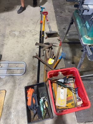 une boîte rouge contenant des outils, posée sur le sol
