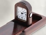 une horloge en bois posée sur une étagère