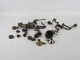 Plusieurs types d'objets métalliques sont exposés sur une surface blanche
