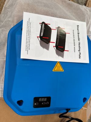 une boîte bleue sur laquelle sont posés deux appareils électroniques