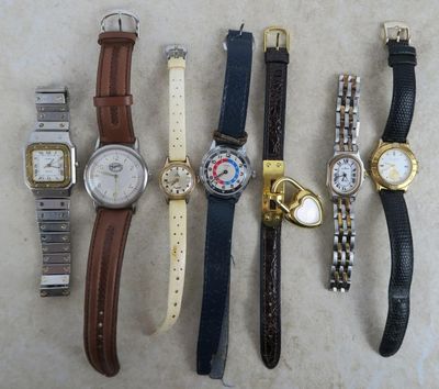 un grand nombre de montres posées sur une table
