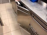 une cuisine équipée d'un évier, d'une cuisinière et d'un lave-vaisselle