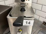 deux friteuses posées sur un plan de travail dans une cuisine