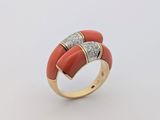 un gros plan d'une bague posée sur une surface blanche, ornée d'un diamant