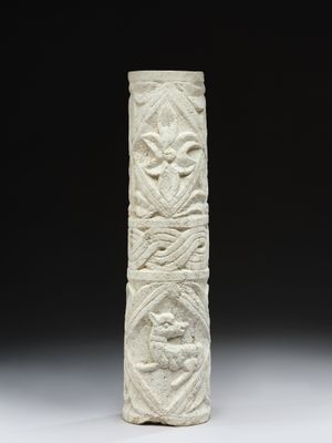 une image représentant un grand vase blanc orné de sculptures