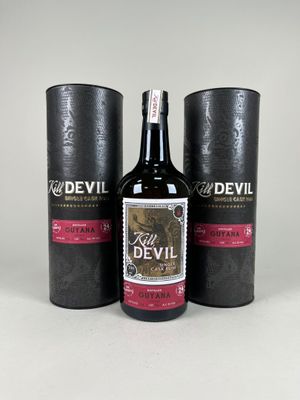 deux bouteilles de « vin du diable » posées l'une à côté de l'autre sur une table