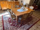 une salle à manger avec une table et des chaises