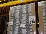 une grande pile de boîtes sur une palette dans un entrepôt
