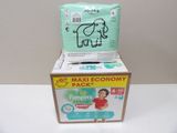 une boîte de couches posée sur un carton