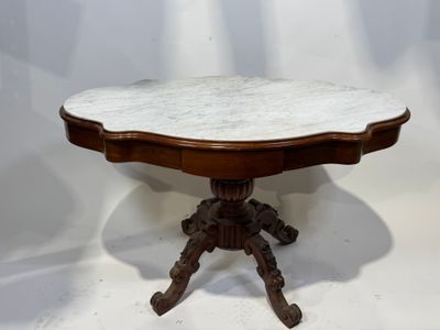 Guéridon de forme chantournée en bois mouluré et sculpté ouv… - Photo 1