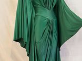 une photo d'une robe verte sur un mannequin