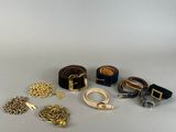 de nombreux types de courroies et de chaînes sur la table