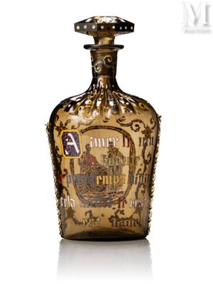 une bouteille en verre sur laquelle est représenté un château