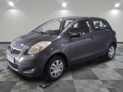 la photo d'une voiture grise garée dans un garage