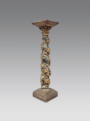 une image représentant un grand bougeoir en bois orné de sculptures