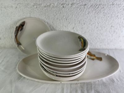 une pile d'assiettes empilées les unes sur les autres sur une table