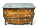 une commode à dessus de marbre sur fond blanc
