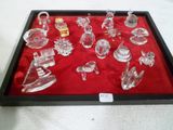 de nombreuses figurines en verre exposées dans une vitrine