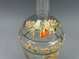 un vase en verre avec un motif floral