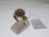 un gros plan d'une bague en or sertie de diamants noirs