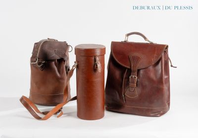 deux sacs en cuir marron posés l'un à côté de l'autre sur une surface blanche