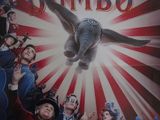 une affiche du film « Dumbo » avec une foule en arrière-plan