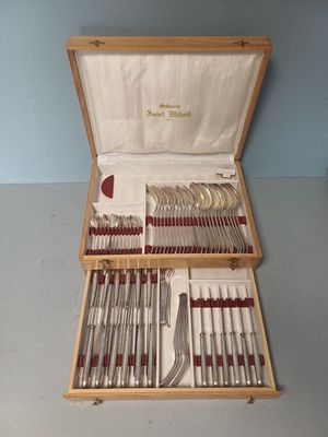 un coffret en bois contenant de l'argenterie sur une table