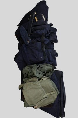 un tas de vêtements empilés les uns sur les autres