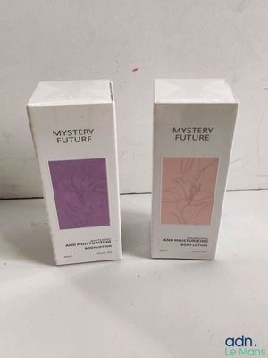 deux boîtes de parfum posées l'une à côté de l'autre sur une table