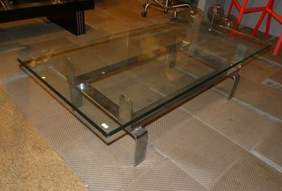 une table basse en verre posée à même le sol dans un salon