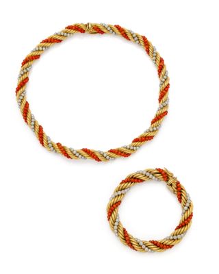 deux bracelets et un bracelet avec une corde sur fond blanc