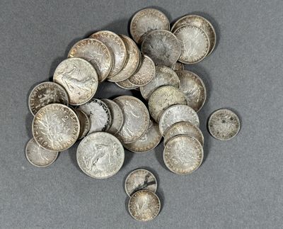 une image représentant un tas de pièces d'argent posées sur une table