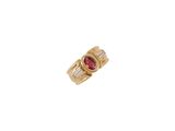 gros plan d'une bague en or avec une pierre en rubis