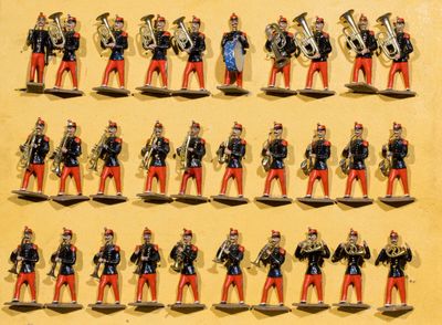 de nombreuses figurines représentant des hommes en uniforme militaire sont exposées
