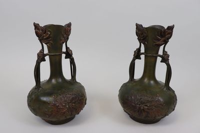 paire de vases en bronze munis d'anses de chaque côté