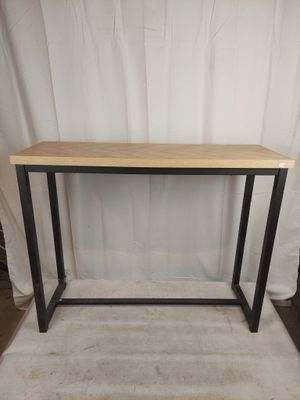 une photo d'une console en bois et en métal