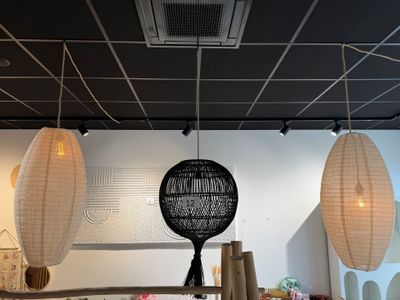 trois lampes suspendues au plafond au-dessus d'une table
