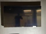 un téléviseur fixé au mur dans un coin de la pièce