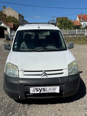 une camionnette blanche garée sur un terrain