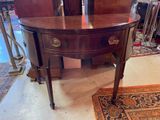 une petite table sur laquelle se trouve un miroir