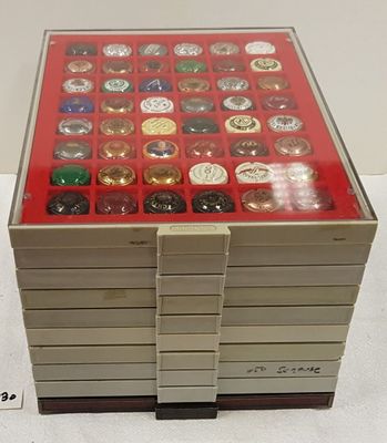 une boîte contenant de nombreux types de chocolats différents