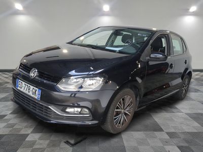 la volkswagen polo noire est garée sur un carrelage à carreaux