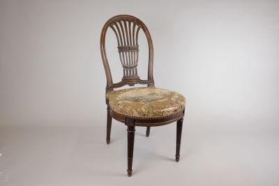 Chaise à dossier cintré à gerbe ajourée en noyer sculpté, pi…