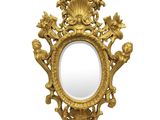 un miroir doré accroché à un mur blanc
