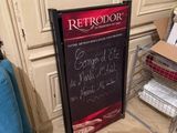 une pancarte portant l'inscription « retrodor » devant une chaise bleue