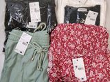 trois paires de pantalons pour homme, de couleurs et de tailles différentes