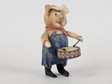 une petite figurine représentant un cochon avec un tambour