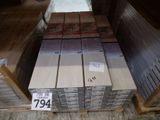 de nombreux cartons empilés sur une palette