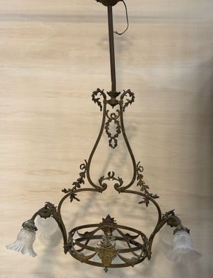 Importante suspension en laiton à cinq tulipes en verre moul…