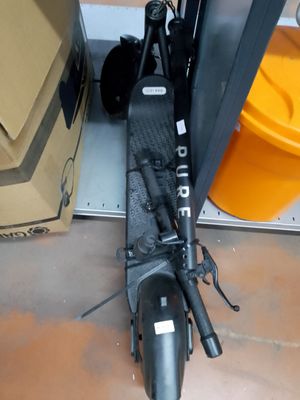 un scooter posé par terre à côté d'un carton